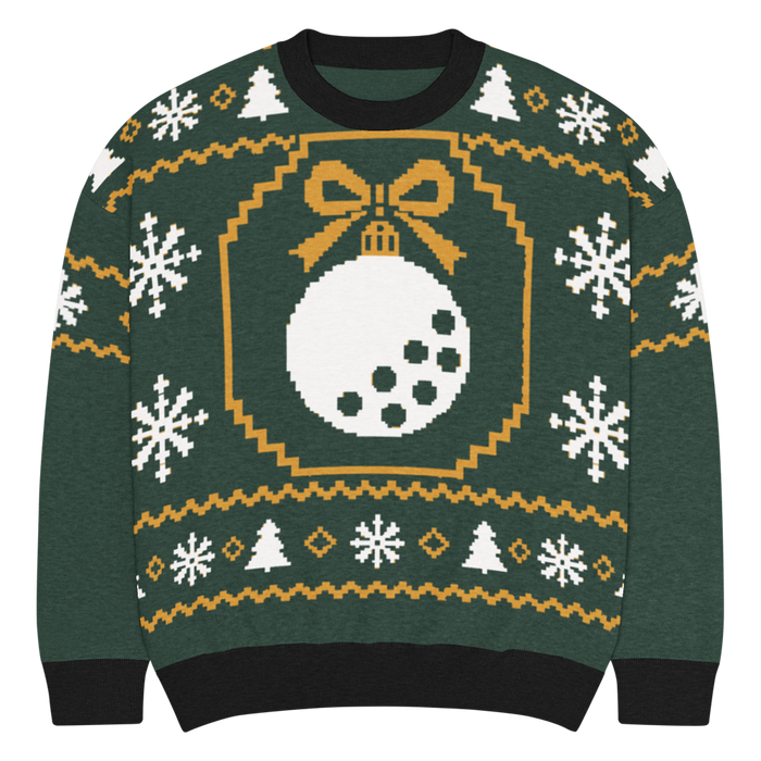 Winter Fairway Strickpullover, Vorderansicht in Kiefergrün mit Golfball-Weihnachtskugel, weißen Schneeflocken und goldfarbenen Musterbändern.