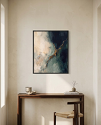 The First Light in 40 × 50 cm über einem Holzschreibtisch an heller Wand; illustrative Raumansicht, Rahmen nicht enthalten.