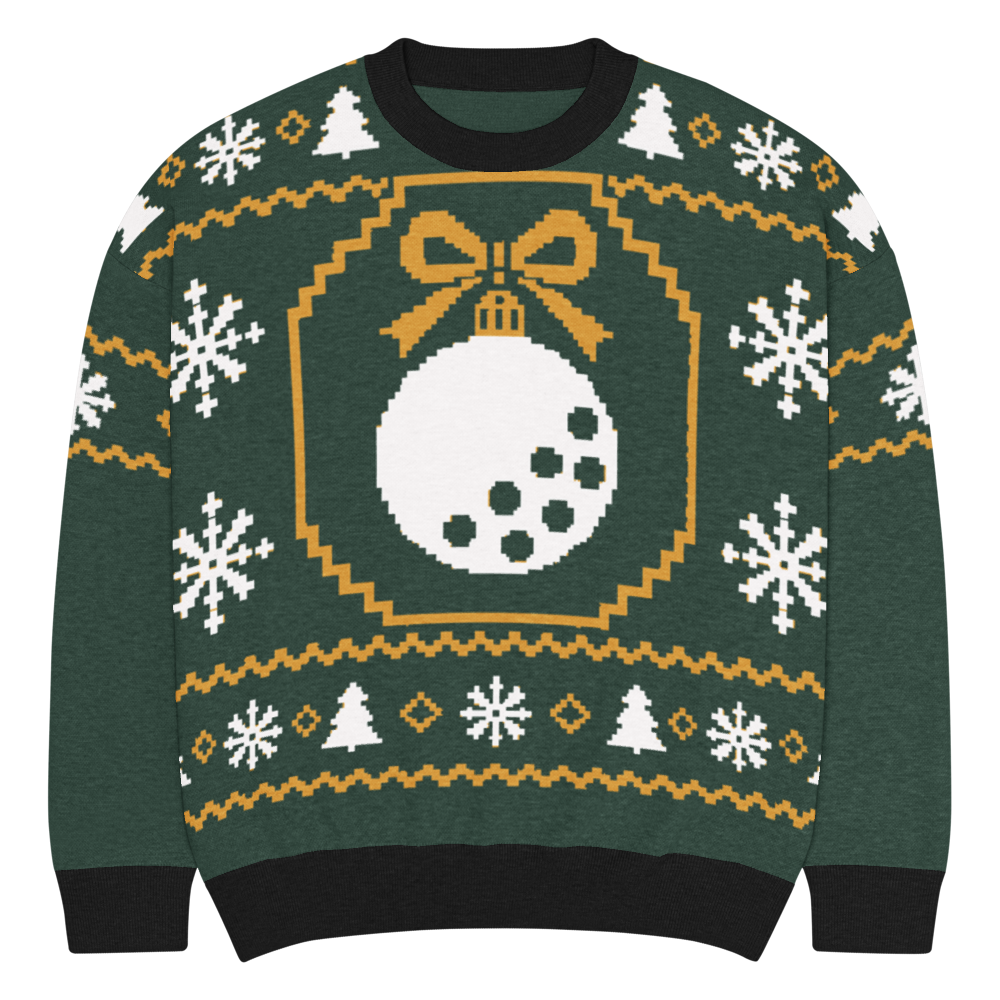 Winter Fairway Strickpullover, Vorderansicht in Kiefergrün mit Golfball-Weihnachtskugel, weißen Schneeflocken und goldfarbenen Musterbändern.