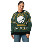 Winter Fairway Strickpullover mit blauer Jeans getragen; Frontansicht des grünen Golfball-Weihnachtsmotivs.