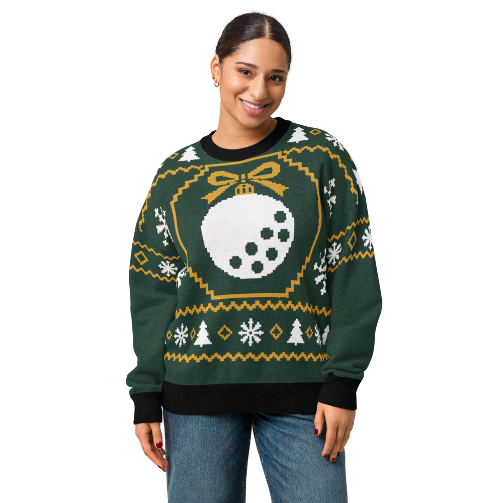 Winter Fairway Strickpullover mit blauer Jeans getragen; Frontansicht des grünen Golfball-Weihnachtsmotivs.